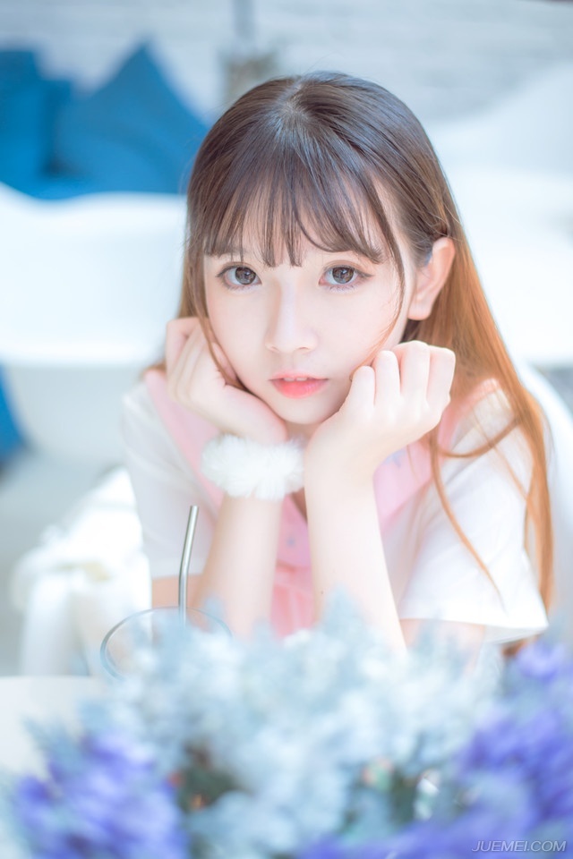 “越快越好，孔明这几日不间断来信催促。”刘备沉声道：“只是如何撤兵，还要跟两位军师商议一番。”